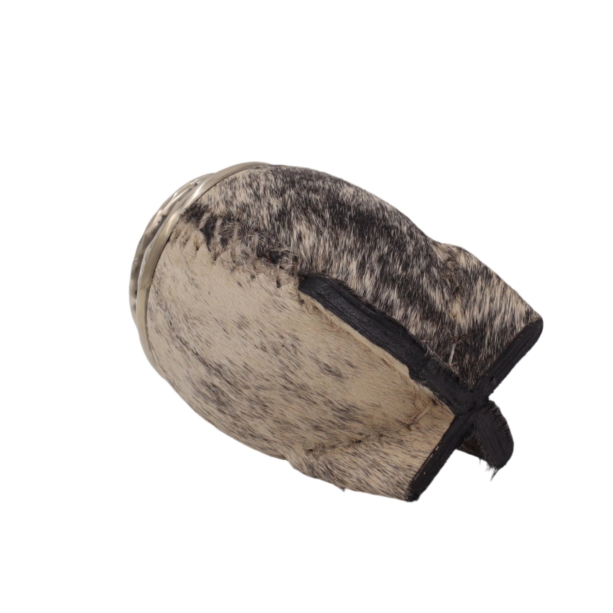 Mate torpedo cuir poil naturel en double cuir artisanal – El Gaucho, une vraie tradition, vue depuis la base montrant uniquement la base et la couture du mate