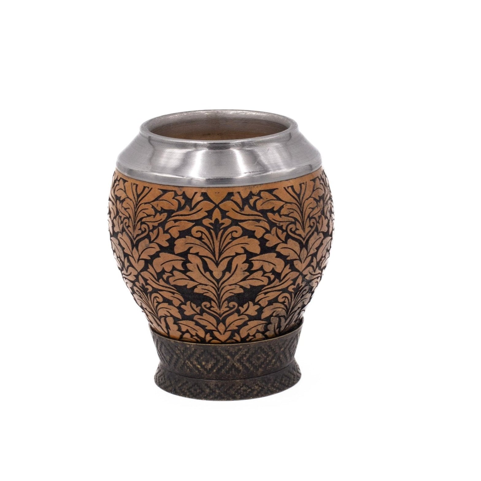 Mate torpedo gravé artisanal en calebasse naturelle – vue de face mettant en valeur les gravures décoratives et la base métal robuste