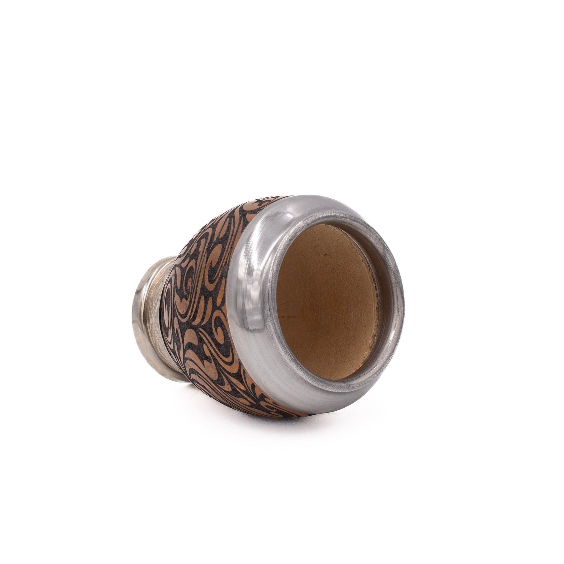 Mate torpedo traditionnel gravé – calebasse couchée montrant les détails de l’ouverture, de la virole en alpaca et du design rustique