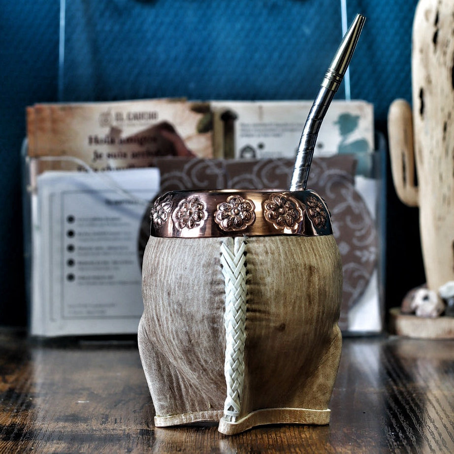 Maté Torpedo « Orfebre » N°3 : détail 1 (virole en cuivre ciselé, tresse de cuir cru, base cousue au tiento)