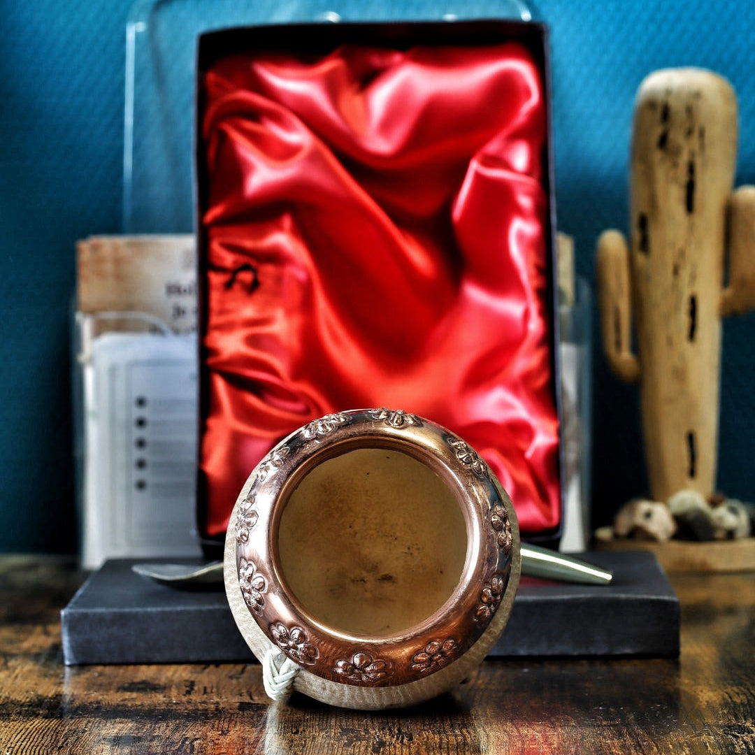 Maté Torpedo « Orfebre » N°3 : détail 4 (virole en cuivre ciselé, tresse de cuir cru, base cousue au tiento)