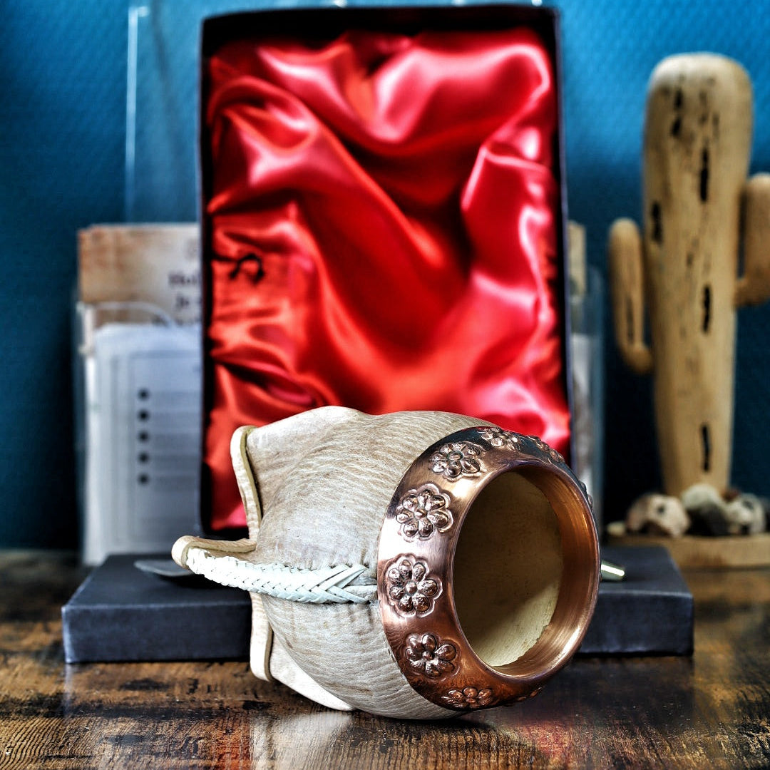 Maté Torpedo « Orfebre » N°3 : détail 2 (virole en cuivre ciselé, tresse de cuir cru, base cousue au tiento)