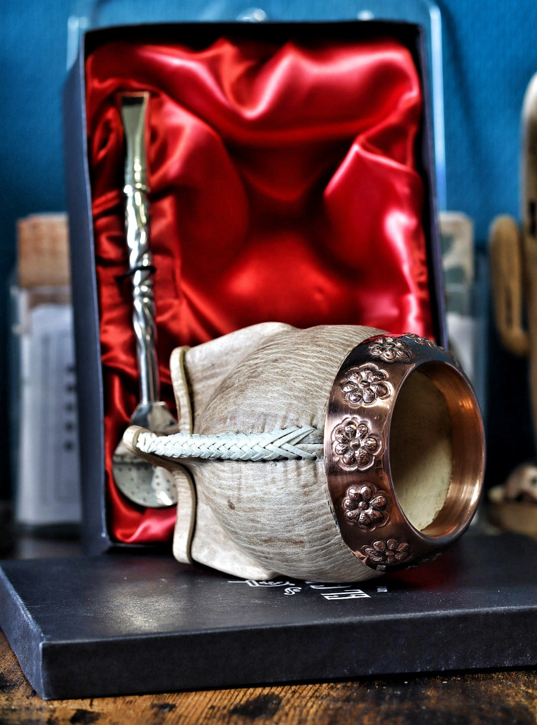Maté Torpedo « Orfebre » N°3 : détail 3 (virole en cuivre ciselé, tresse de cuir cru, base cousue au tiento)