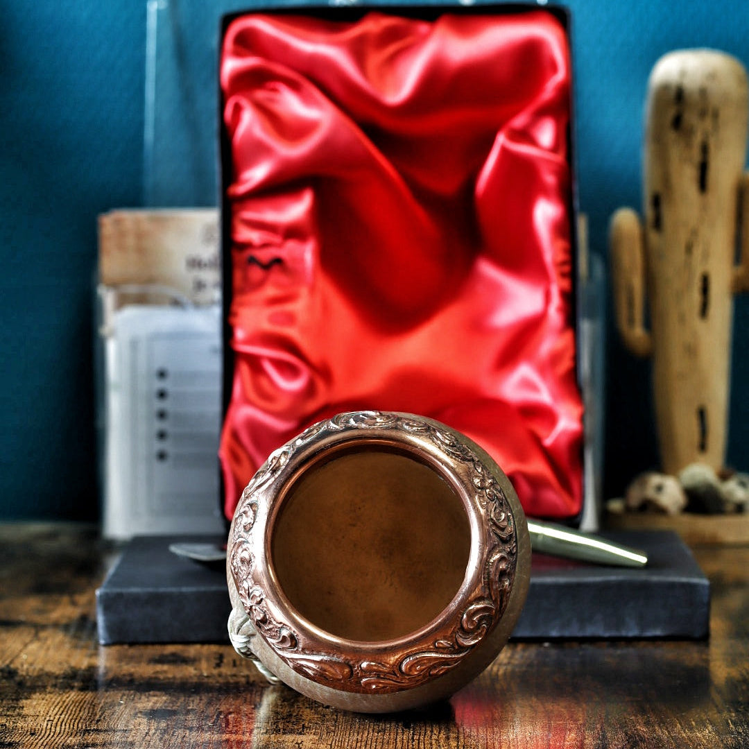 Maté Torpedo « Orfebre » N°4 : détail 5 (virole en cuivre ciselé, tresse de cuir cru, base cousue au tiento)