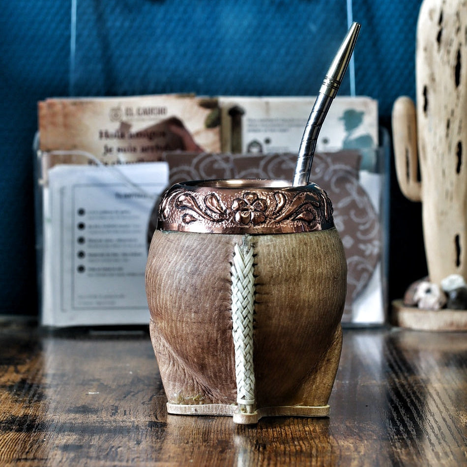 Maté Torpedo « Orfebre » N°5 : détail 1 (virole en cuivre ciselé, tresse de cuir cru, base cousue au tiento)