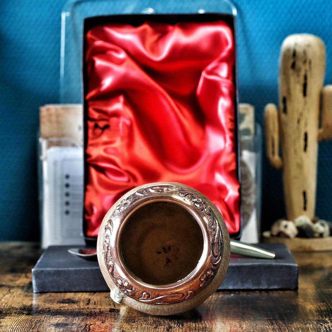 Maté Torpedo « Orfebre » N°5 : détail 4 (virole en cuivre ciselé, tresse de cuir cru, base cousue au tiento)