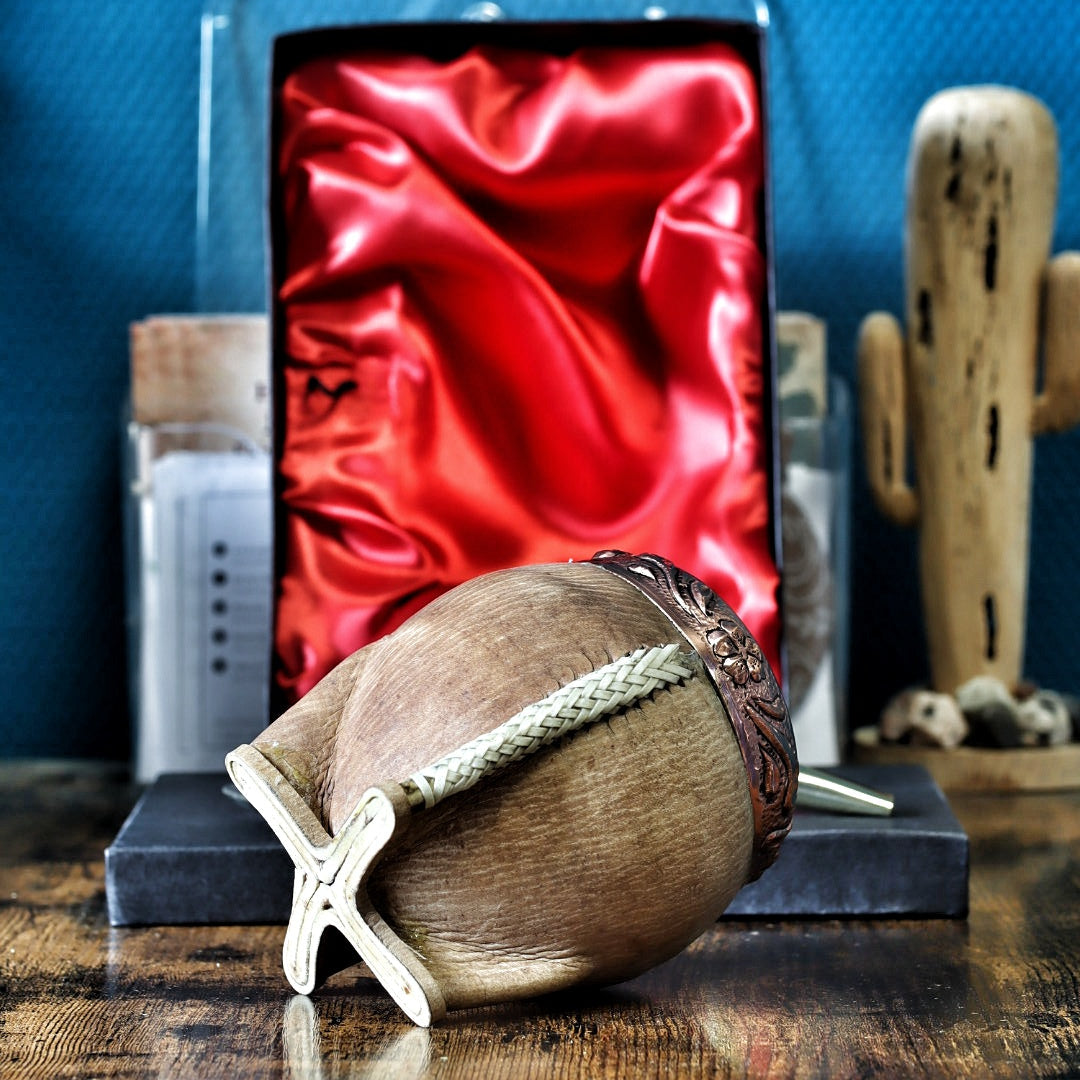 Maté Torpedo « Orfebre » N°5 : détail 5 (virole en cuivre ciselé, tresse de cuir cru, base cousue au tiento)