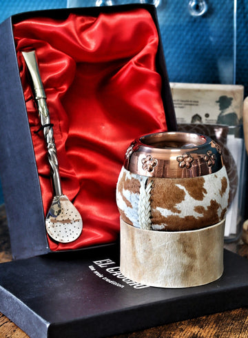 Maté Torpedo Vaquero sur son coffret El Gaucho ouvert, bombillón sur le satin rouge.