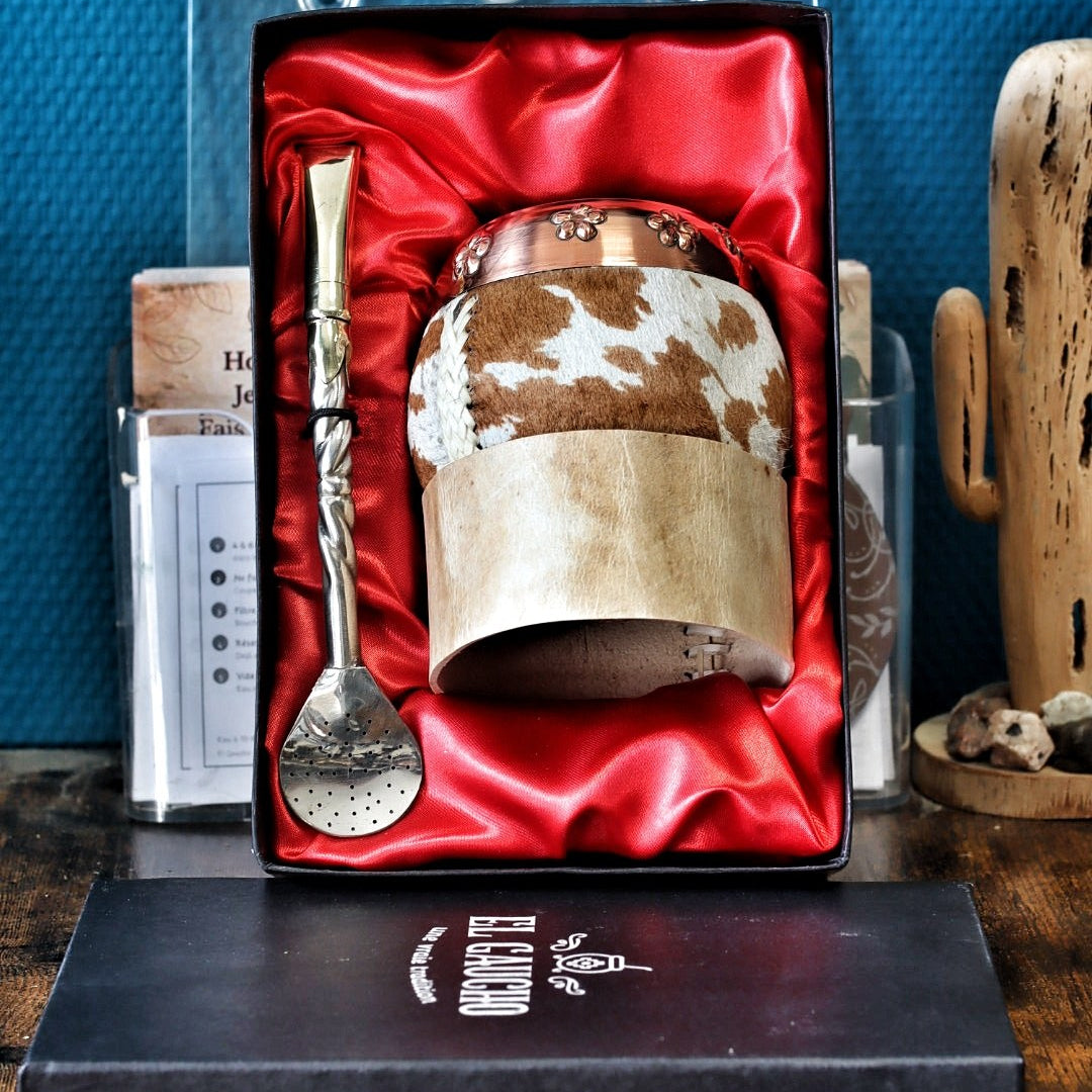 Coffret cadeau El Gaucho ouvert : Maté Torpedo Vaquero en cuir de vache poil et bombillón premium.