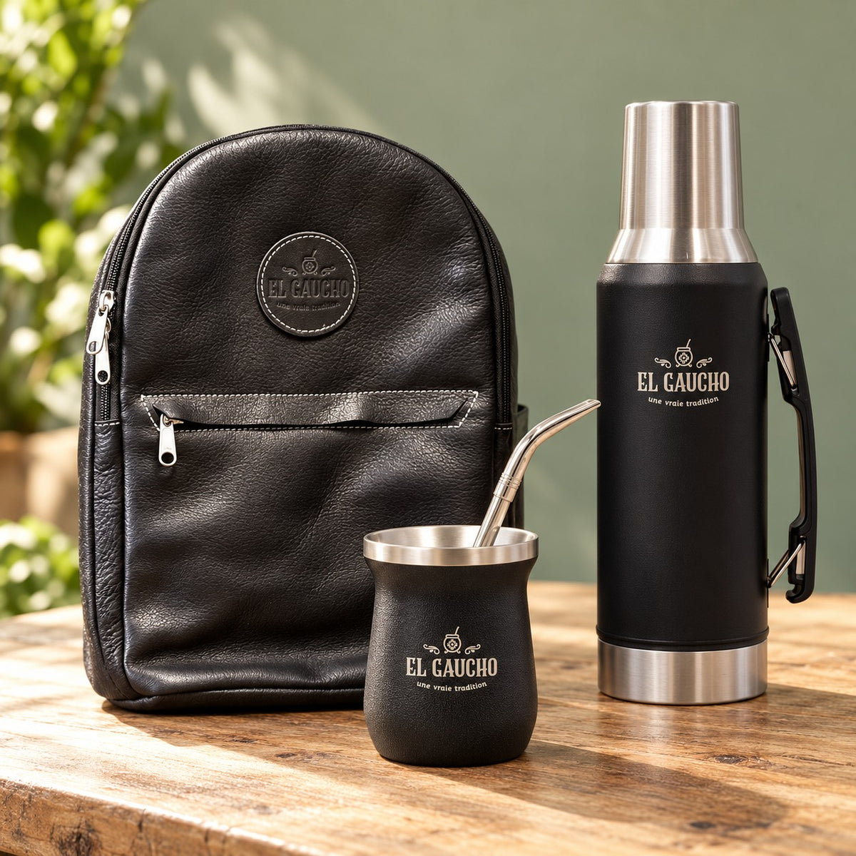 Rituel Nomade Noir : sac à dos en cuir noir, thermos noir El Gaucho et maté inox noir
