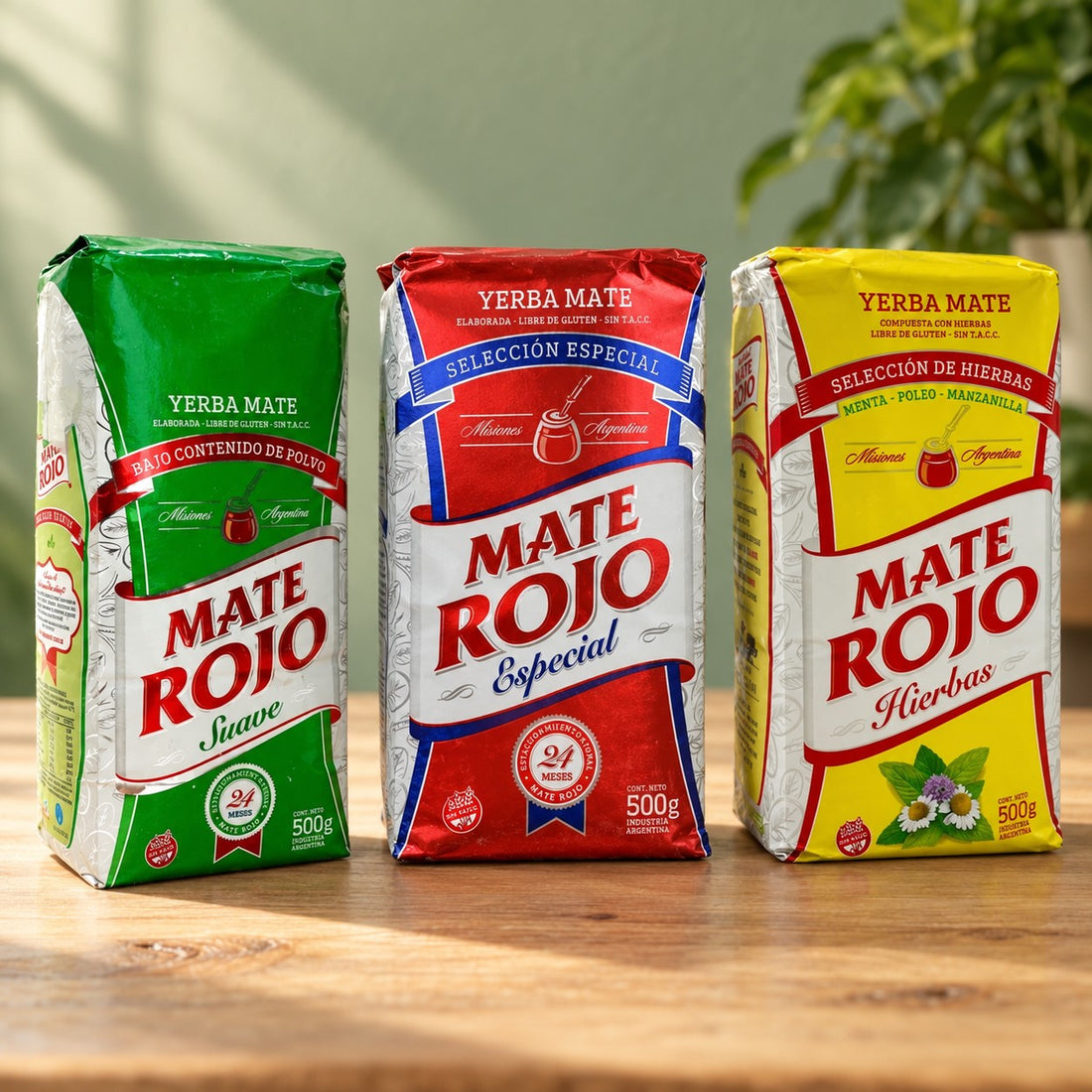 Trio Mate Rojo : yerbas Suave, Selección Especial et Hierbas sur une table en bois
