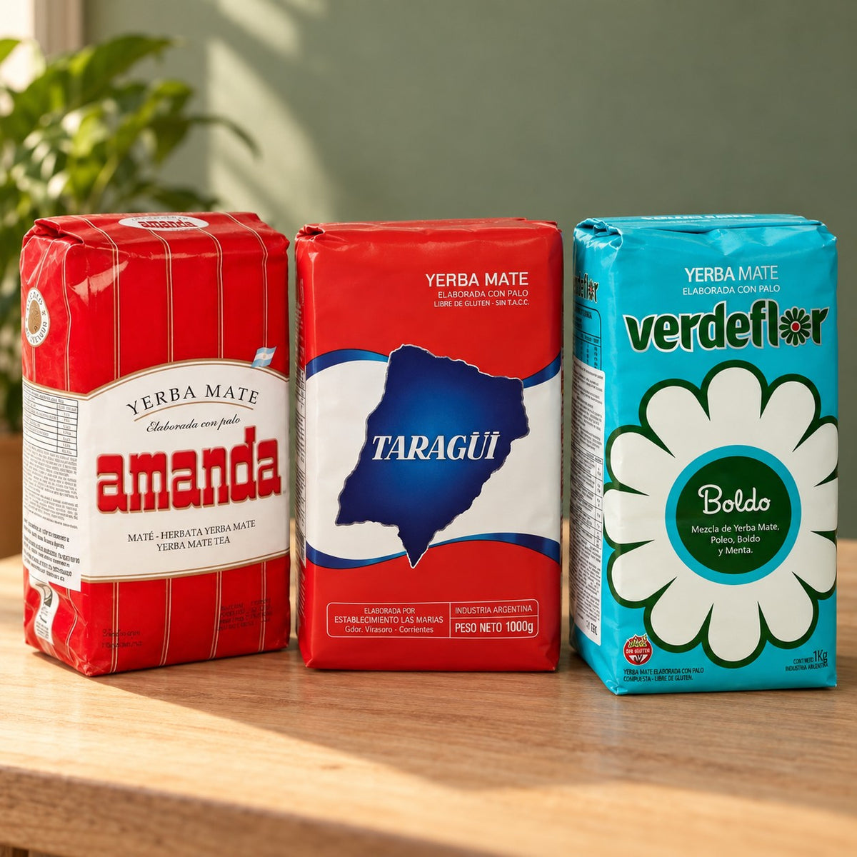 Pack Argentine 3 yerbas de 1 kg : Amanda, Taragüi et Verdeflor Boldo sur une table en bois