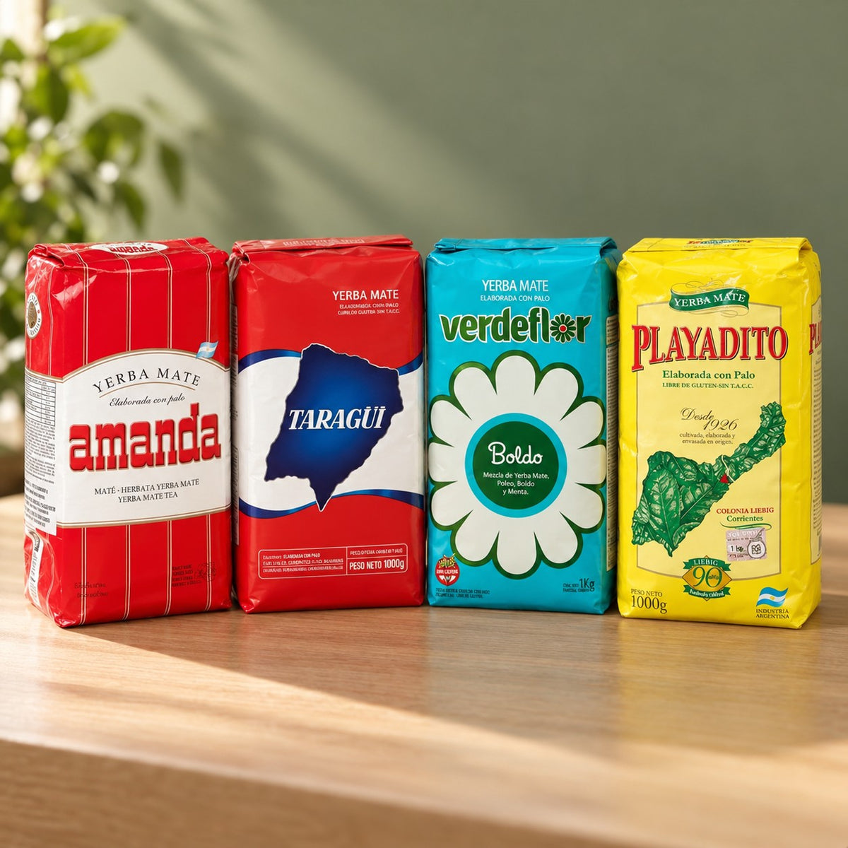 Pack Argentine 4 yerbas de 1 kg : Amanda, Taragüi, Verdeflor Boldo et Playadito sur une table en bois