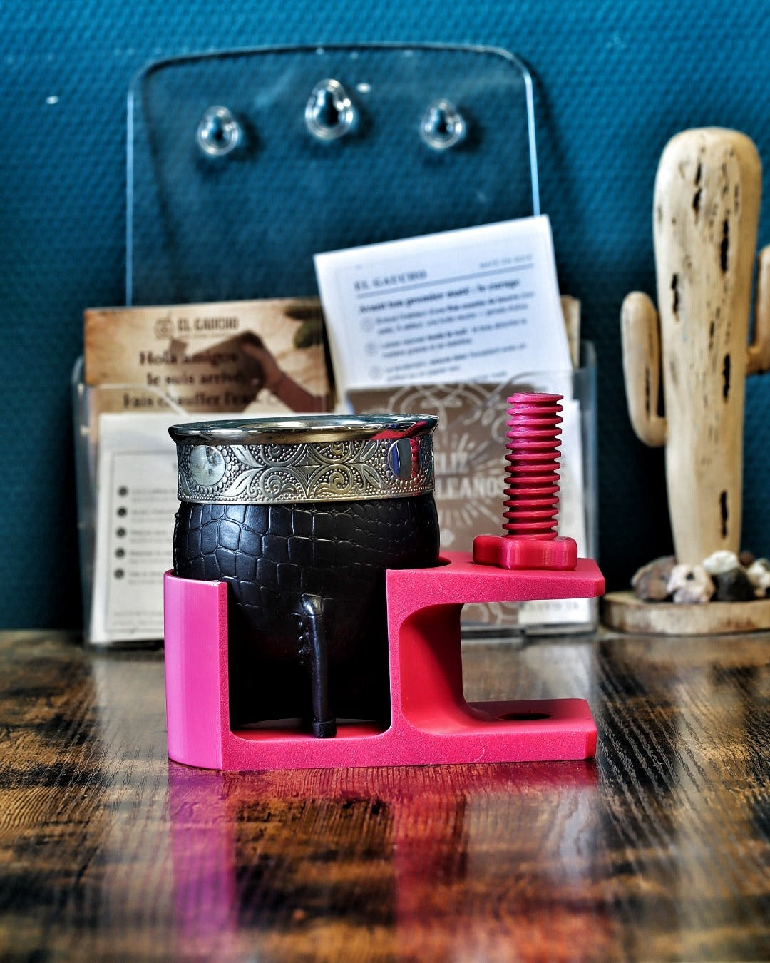 Porte-Maté 3D fuchsia du Pack Accessoires Bureau (la calebasse sert juste à montrer le support)