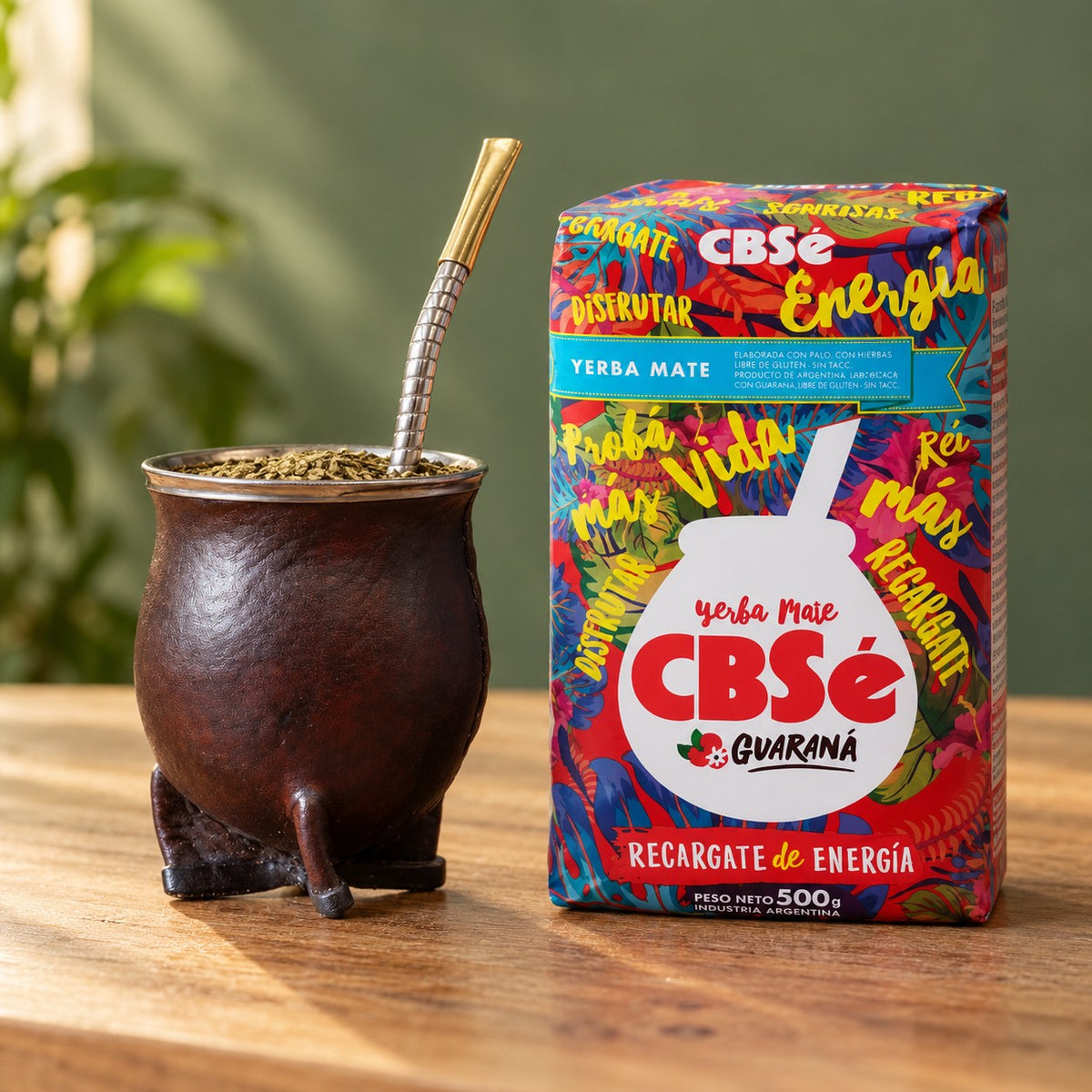 Pack Gaucho Classique : maté camionero en cuir marron, bombilla Pico de Rey et yerba CBSé Energía Guaraná sur une table en bois