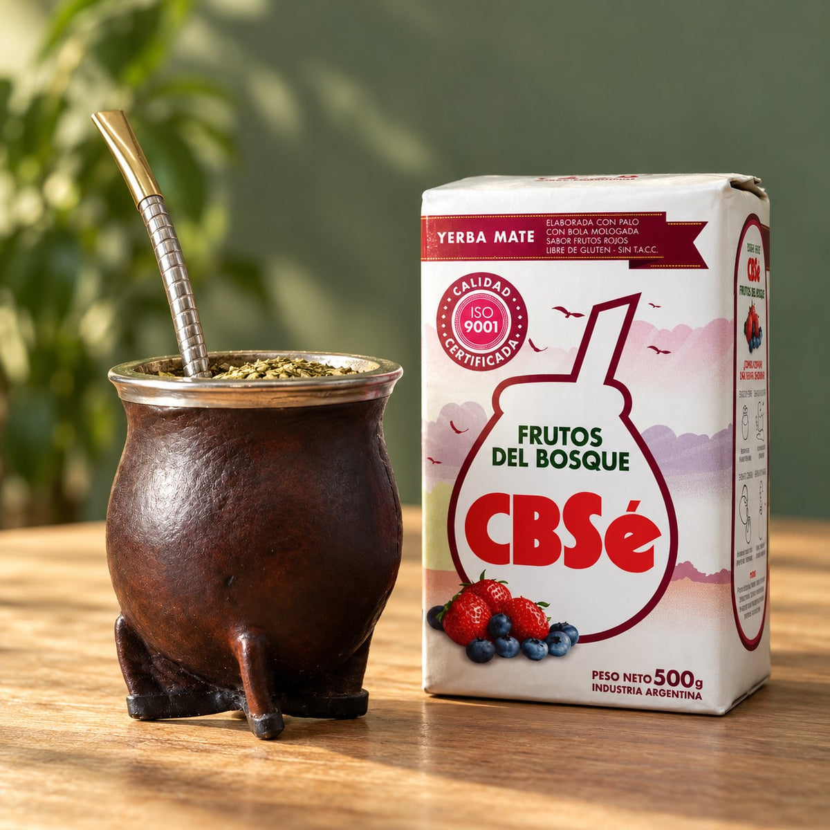 Pack Gaucho Classique : maté camionero en cuir marron, bombilla Pico de Rey et yerba CBSé Frutos del Bosque sur une table en bois