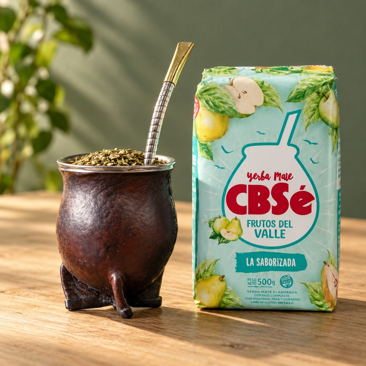 Pack Gaucho Classique : maté camionero en cuir marron, bombilla Pico de Rey et yerba CBSé Frutos del Valle sur une table en bois