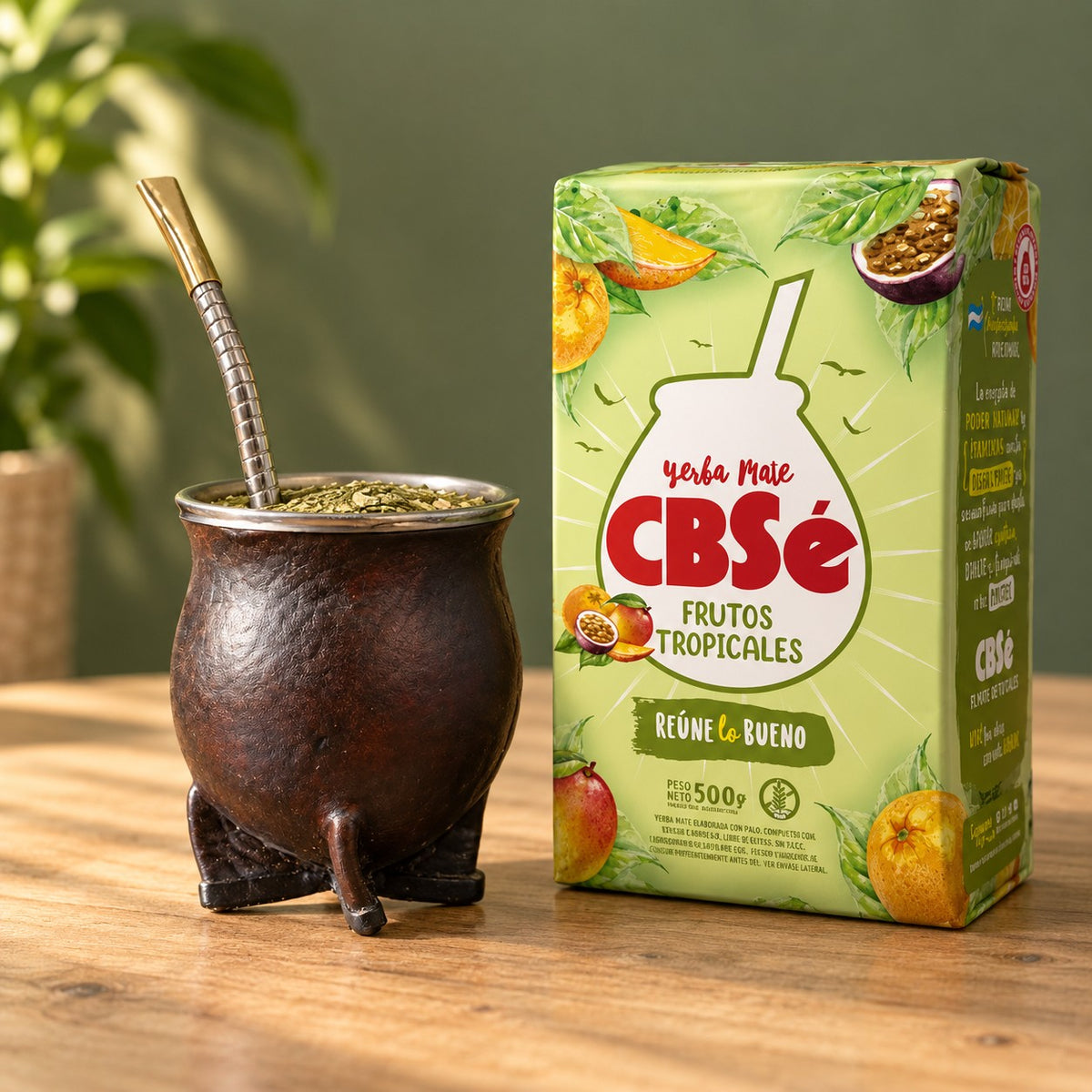 Pack Gaucho Classique : maté camionero en cuir marron, bombilla Pico de Rey et yerba CBSé Frutos Tropicales sur une table en bois