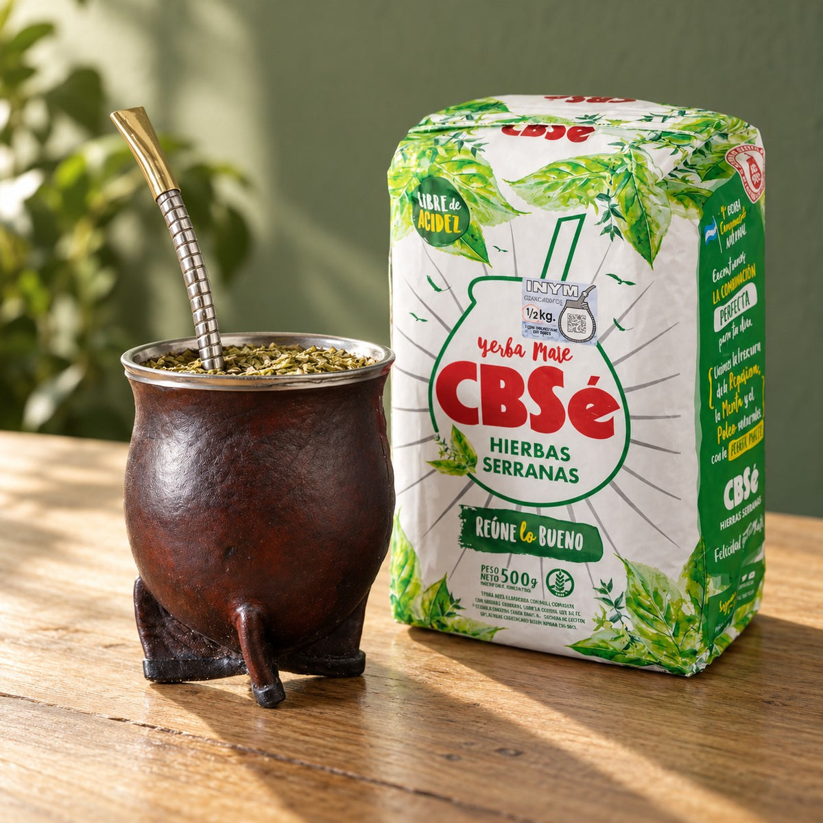 Pack Gaucho Classique : maté camionero en cuir marron, bombilla Pico de Rey et yerba CBSé Hierbas Serranas sur une table en bois