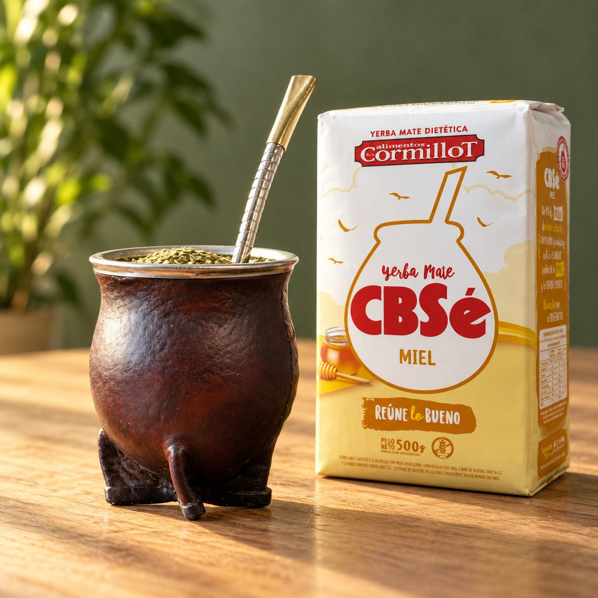 Pack Gaucho Classique : maté camionero en cuir marron, bombilla Pico de Rey et yerba CBSé Miel sur une table en bois