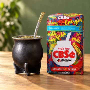 Pack Gaucho Classique : maté camionero en cuir noir, bombilla Pico de Rey et yerba CBSé Energía Guaraná sur une table en bois