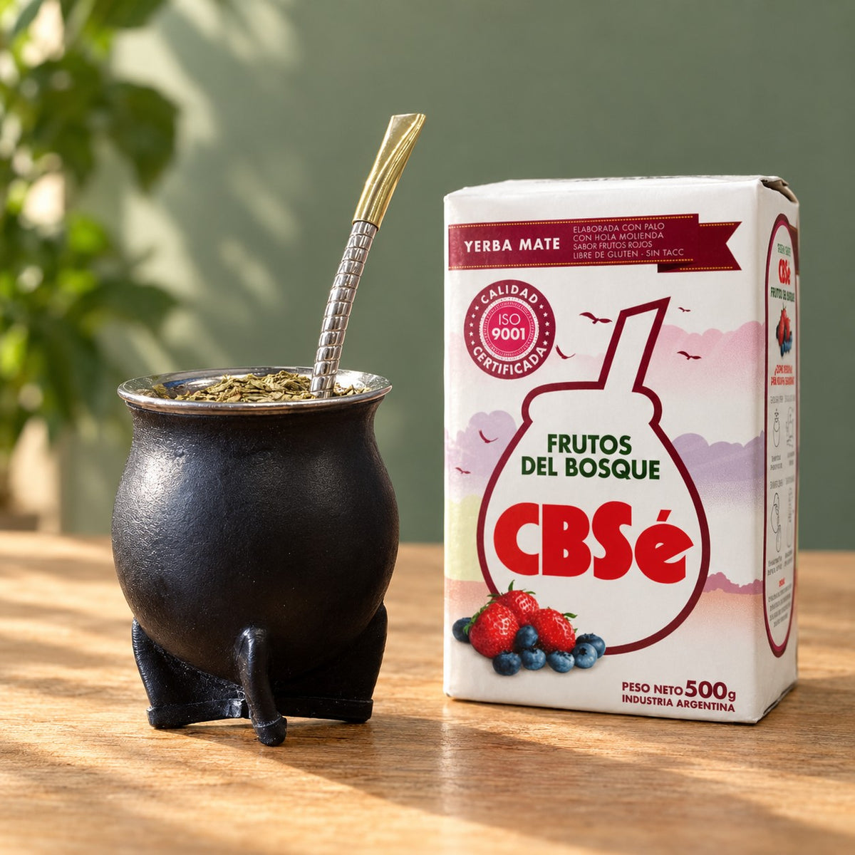 Pack Gaucho Classique : maté camionero en cuir noir, bombilla Pico de Rey et yerba CBSé Frutos del Bosque sur une table en bois