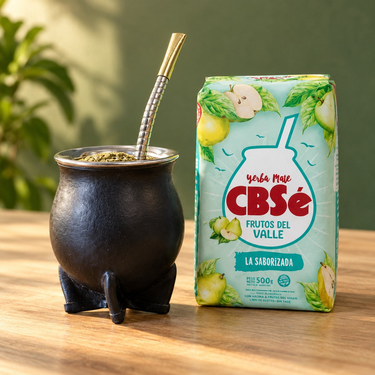 Pack Gaucho Classique : maté camionero en cuir noir, bombilla Pico de Rey et yerba CBSé Frutos del Valle sur une table en bois