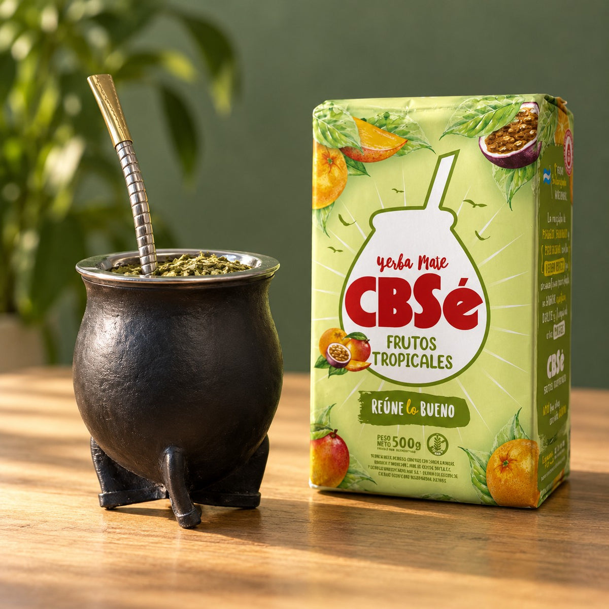 Pack Gaucho Classique : maté camionero en cuir noir, bombilla Pico de Rey et yerba CBSé Frutos Tropicales sur une table en bois