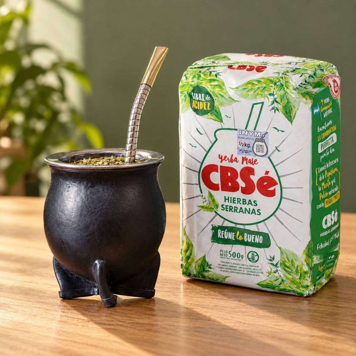 Pack Gaucho Classique : maté camionero en cuir noir, bombilla Pico de Rey et yerba CBSé Hierbas Serranas sur une table en bois