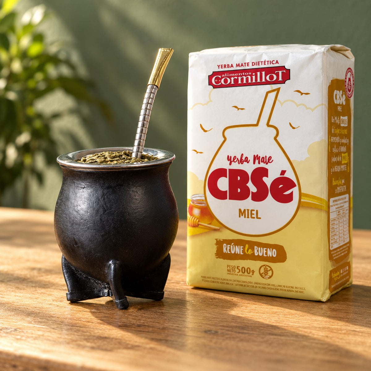 Pack Gaucho Classique : maté camionero en cuir noir, bombilla Pico de Rey et yerba CBSé Miel sur une table en bois