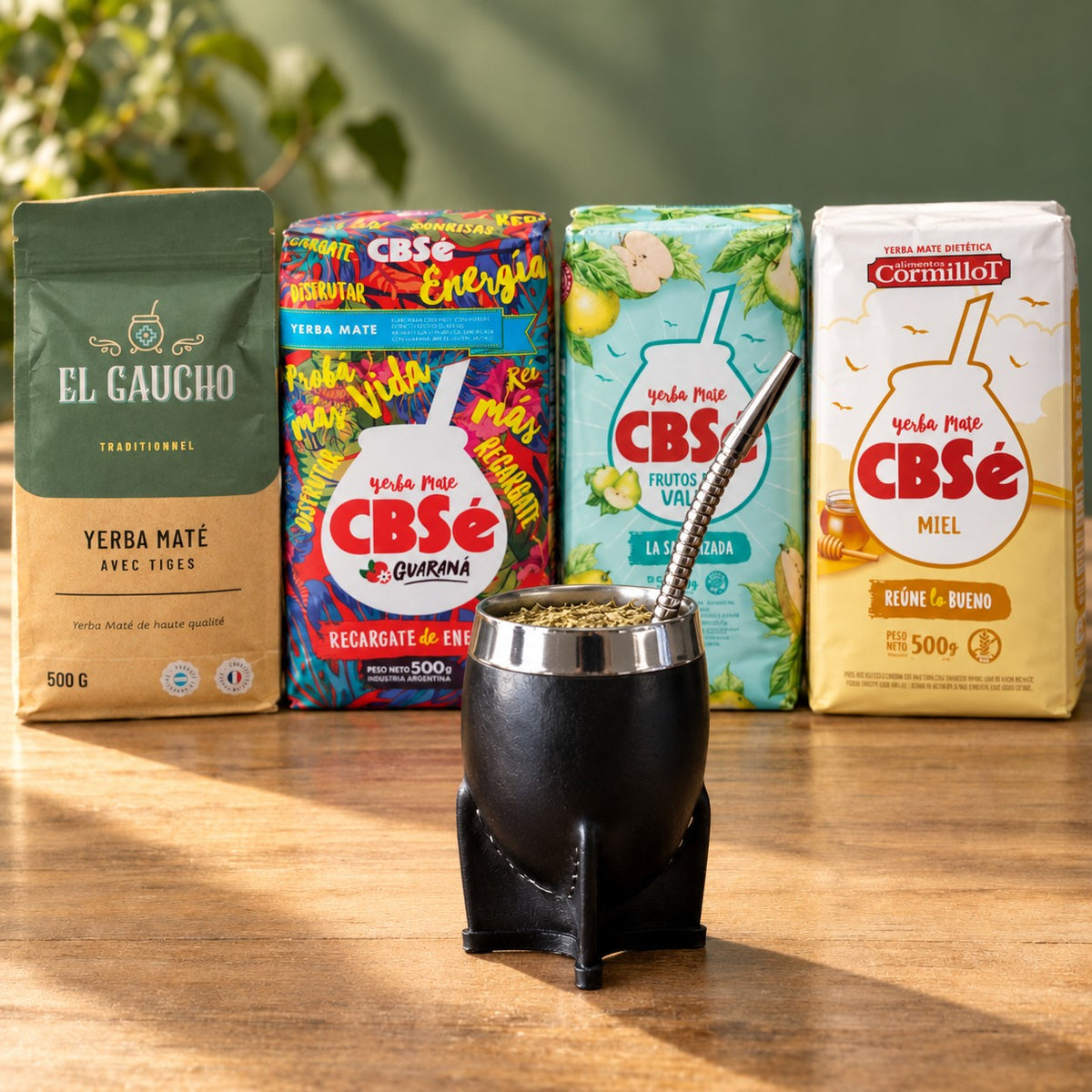 Pack Gaucho Classique Premium Grande : maté Torpedo Deluxe cuir noir, yerba El Gaucho et trois CBSé sur une table en bois