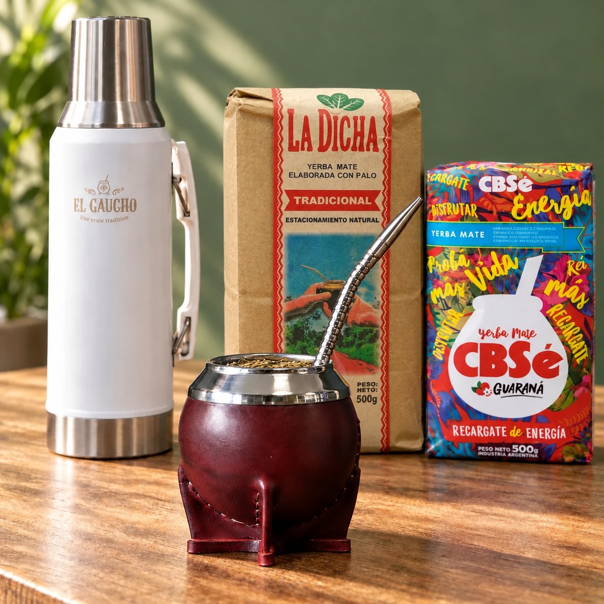Pack Gaucho Classique Premium Thermo : maté Torpedo Deluxe cuir bordeaux, thermos blanc 1,2 L, yerba La Dicha et CBSé sur une table en bois