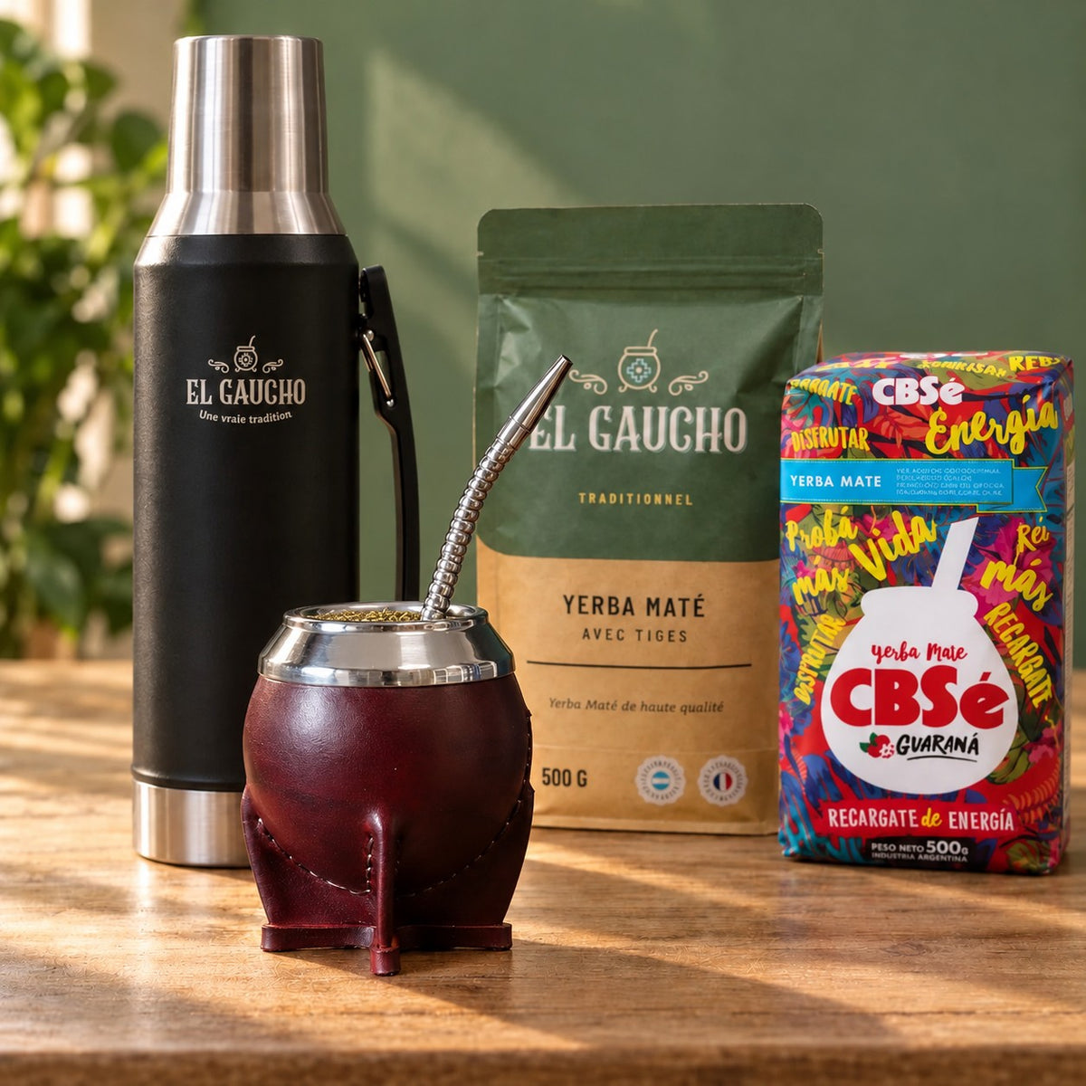 Pack Gaucho Classique Premium Thermo : maté Torpedo Deluxe cuir bordeaux, thermos noir 1,2 L, yerba El Gaucho et CBSé sur une table en bois
