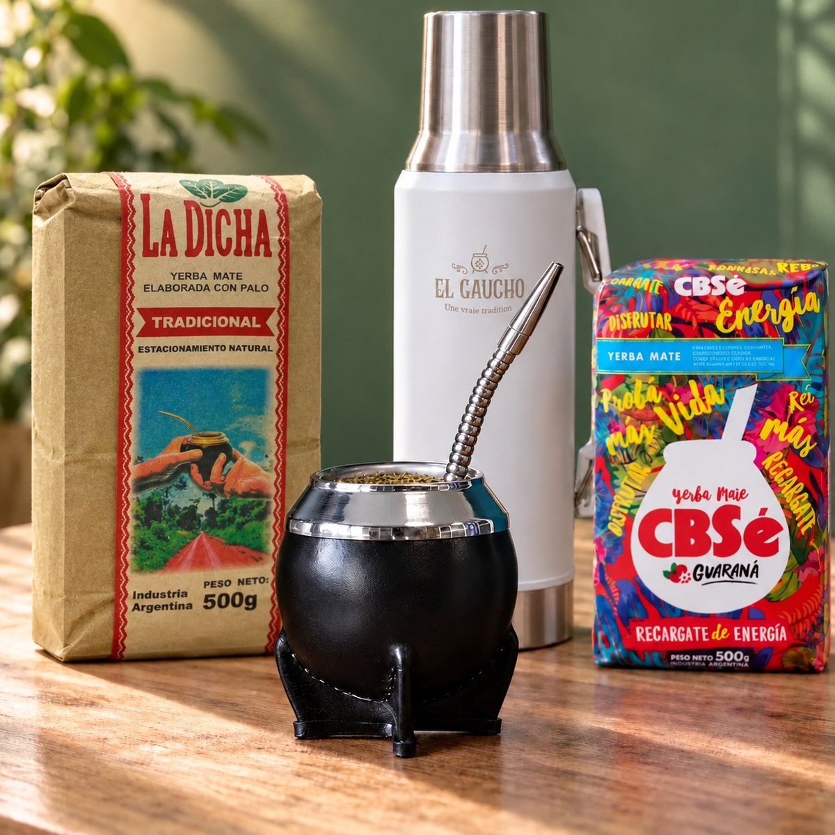 Pack Gaucho Classique Premium Thermo : maté Torpedo Deluxe cuir noir, thermos blanc 1,2 L, yerba La Dicha et CBSé sur une table en bois