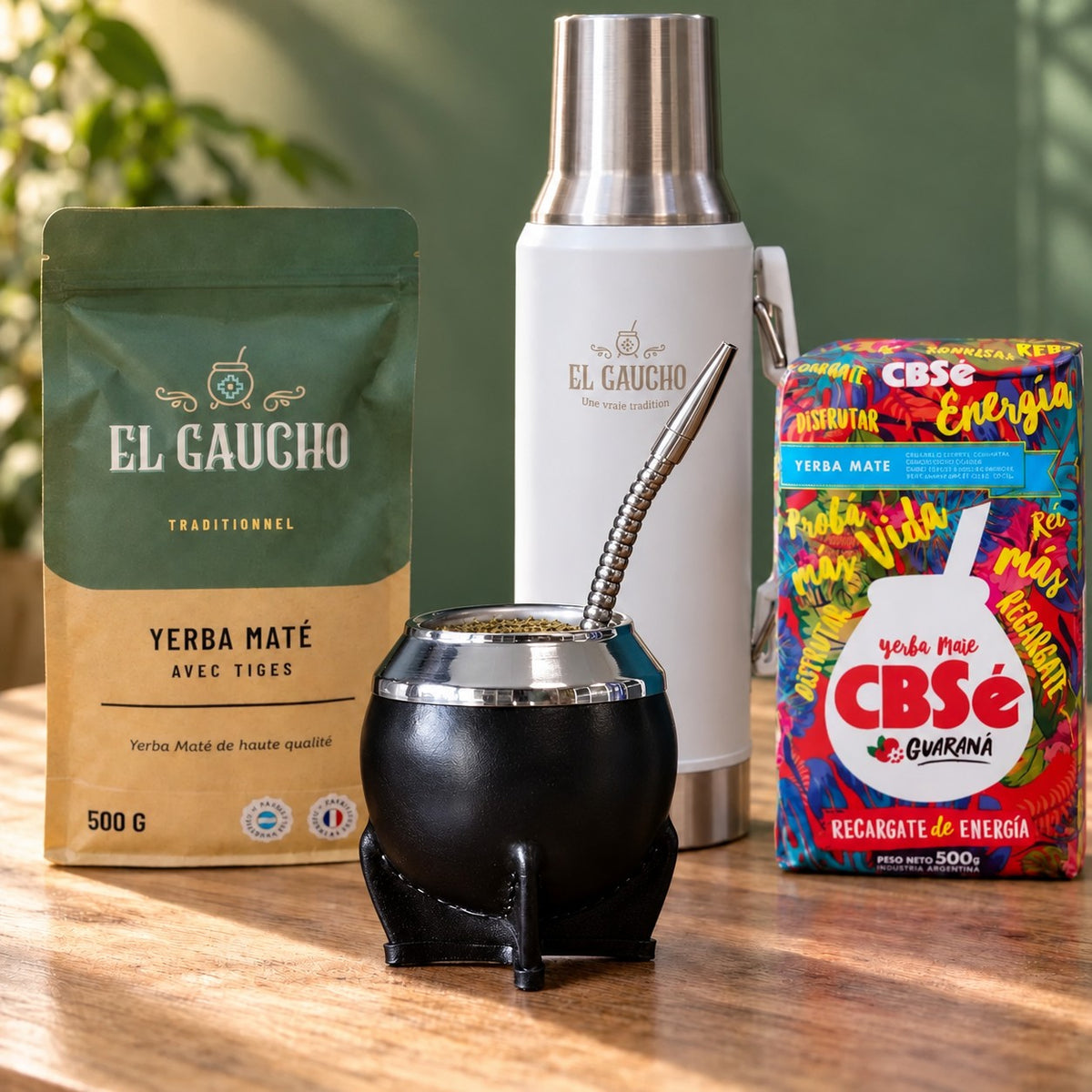 Pack Gaucho Classique Premium Thermo : maté Torpedo Deluxe cuir noir, thermos blanc 1,2 L, yerba El Gaucho et CBSé sur une table en bois