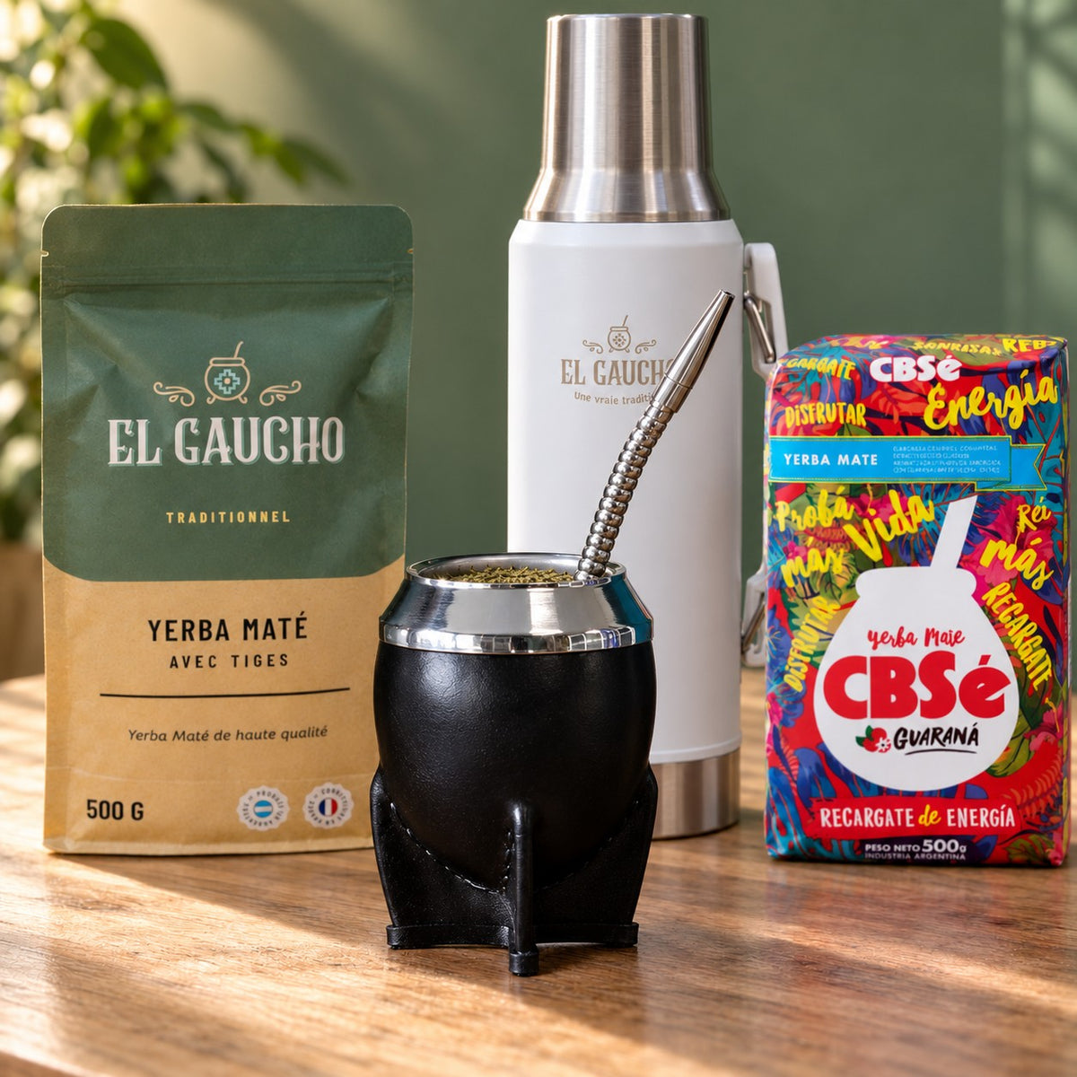 Pack Gaucho Classique Premium Thermo : maté Torpedo Deluxe cuir noir, thermos blanc 1,2 L et deux paquets de yerba sur une table en bois