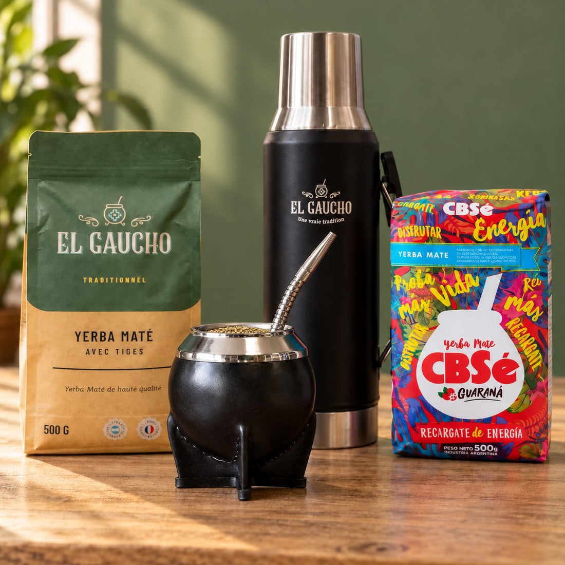 Pack Gaucho Classique Premium Thermo : maté Torpedo Deluxe cuir noir, thermos noir 1,2 L, yerba El Gaucho et CBSé sur une table en bois
