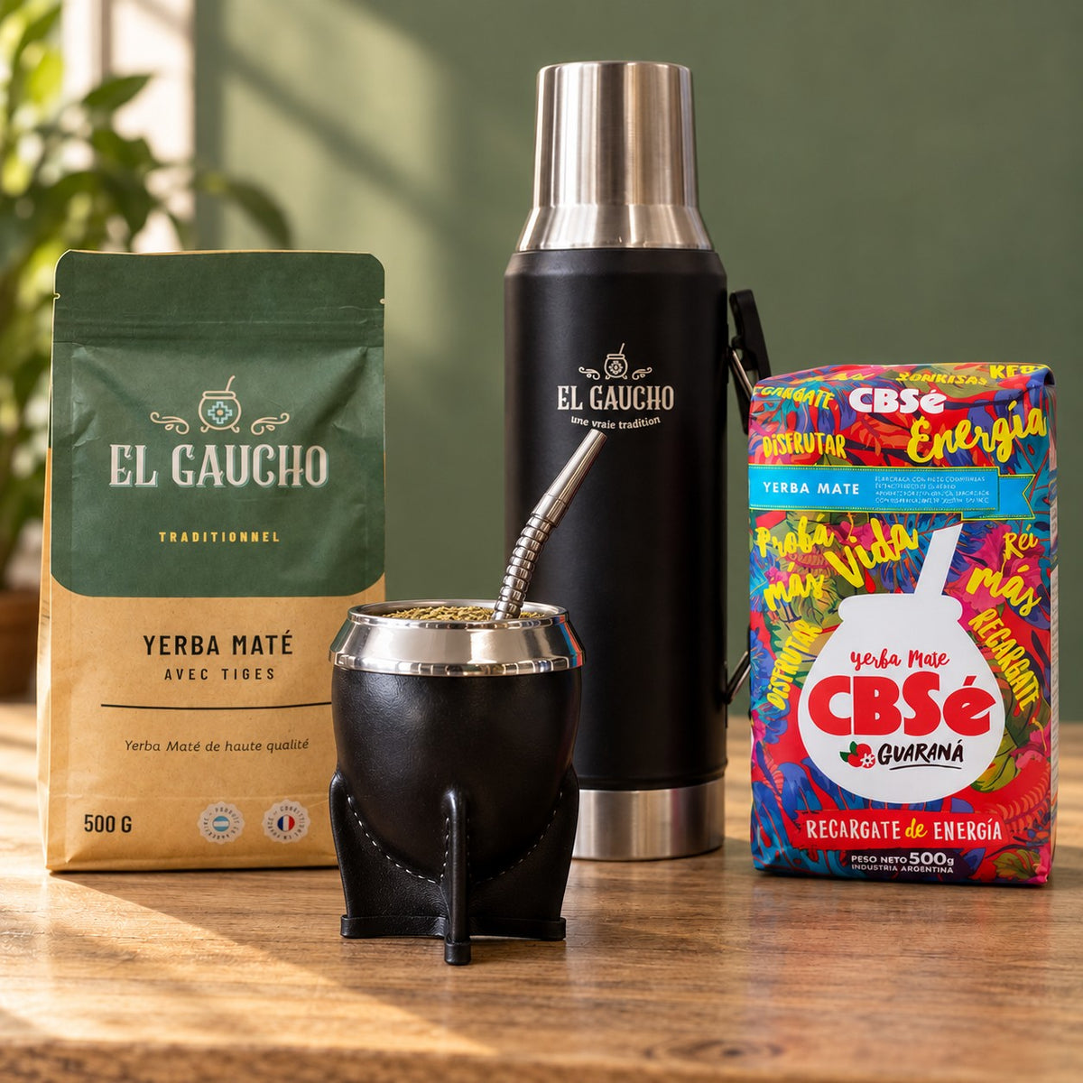 Pack Gaucho Classique Premium Thermo : maté Torpedo Deluxe cuir noir, thermos noir 1,2 L et deux paquets de yerba sur une table en bois