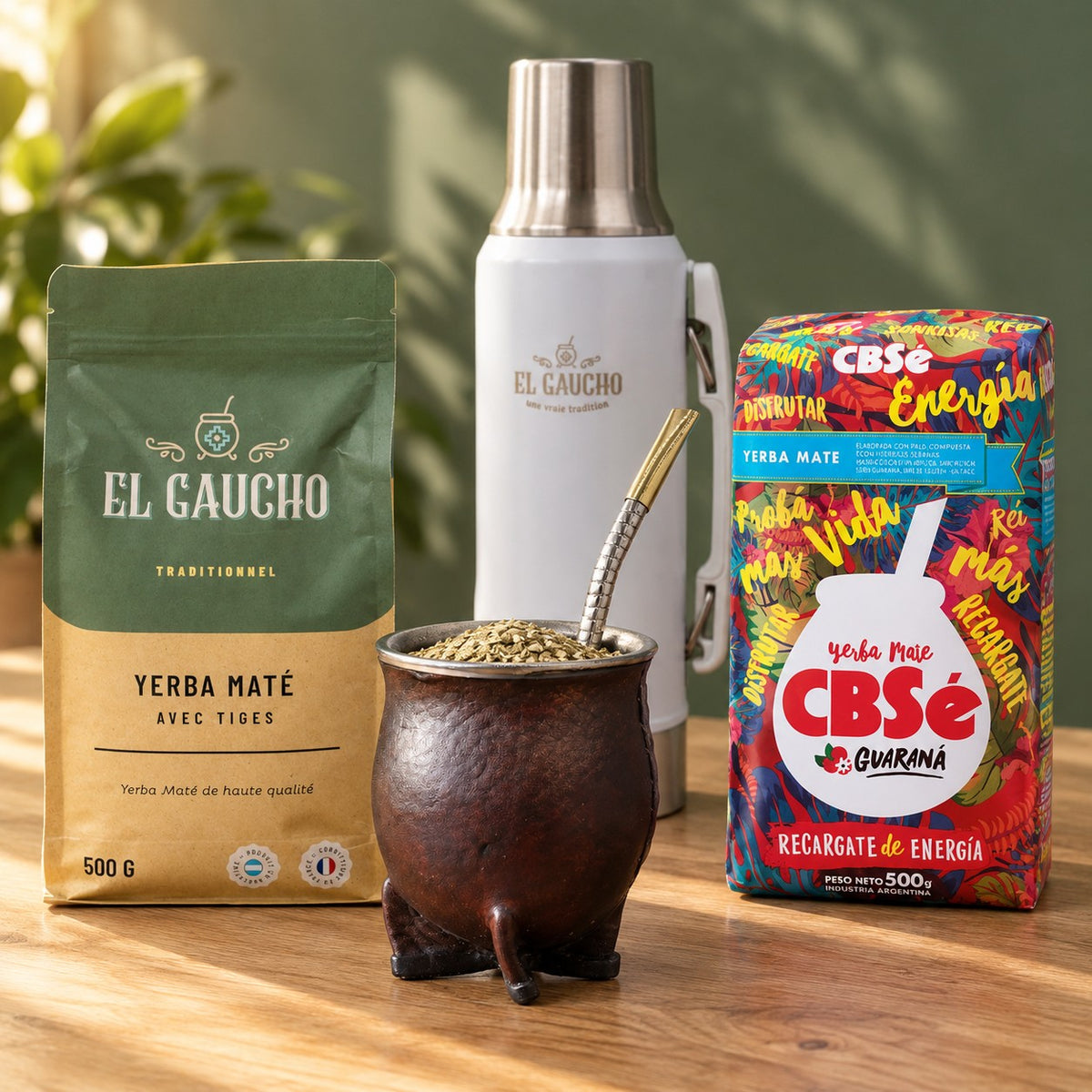 Pack Gaucho Classique Thermo : maté camionero cuir marron, thermos blanc 1,2 L, bombilla Pico de Rey et deux paquets de yerba sur une table en bois