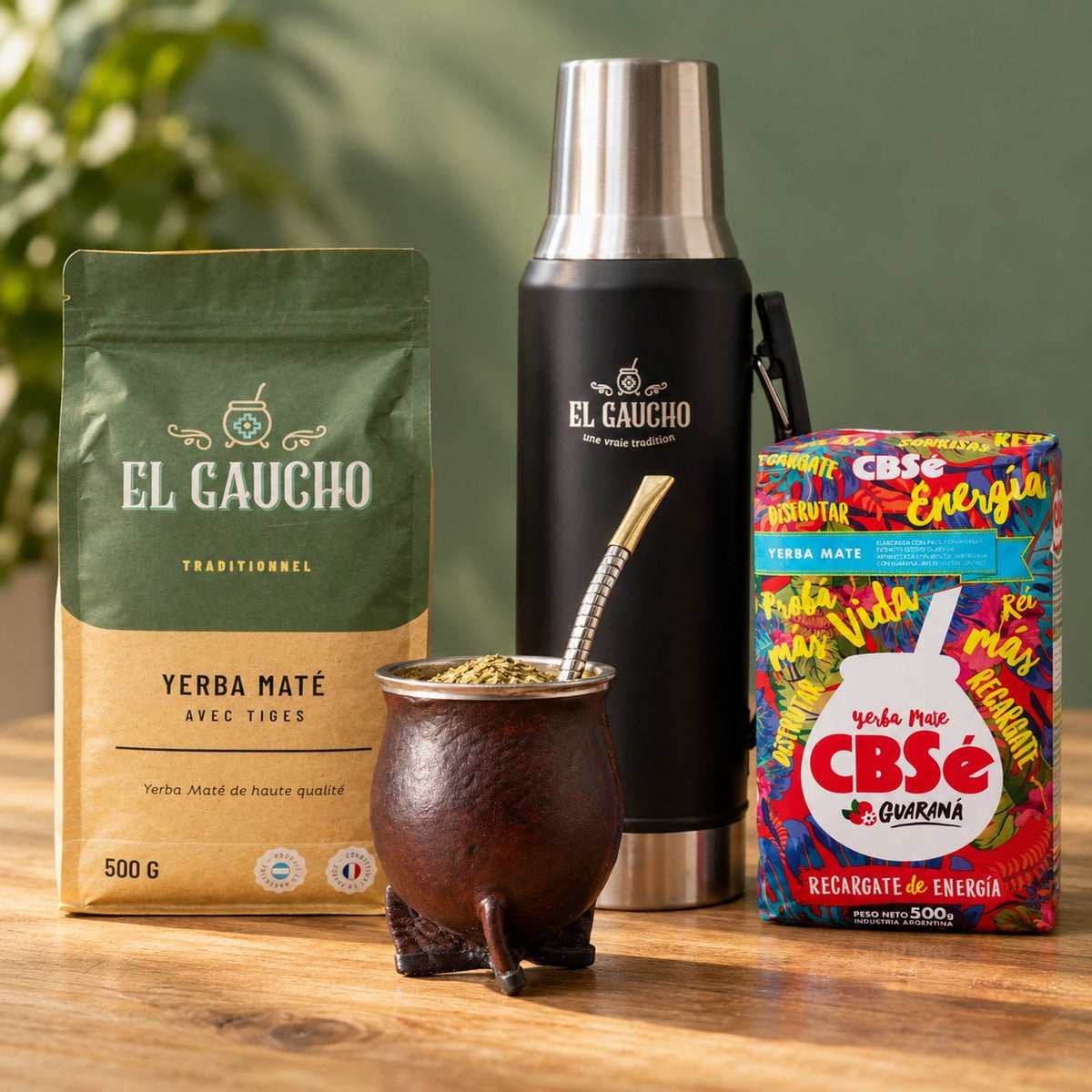 Pack Gaucho Classique Thermo : maté camionero cuir marron, thermos noir 1,2 L, bombilla Pico de Rey et deux paquets de yerba sur une table en bois