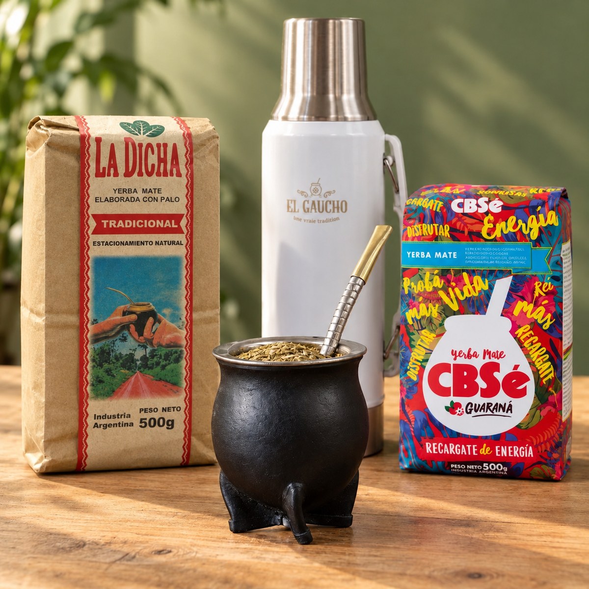 Pack Gaucho Classique Thermo : maté camionero cuir noir, thermos blanc 1,2 L, bombilla Pico de Rey et deux paquets de yerba sur une table en bois