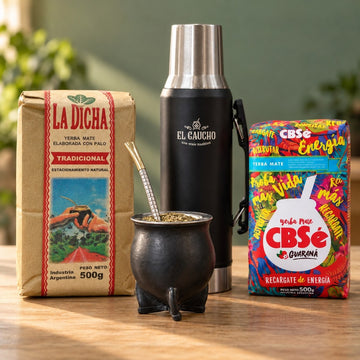Pack Gaucho Classique Thermo : maté camionero cuir noir, thermos noir 1,2 L, bombilla Pico de Rey et deux paquets de yerba sur une table en bois