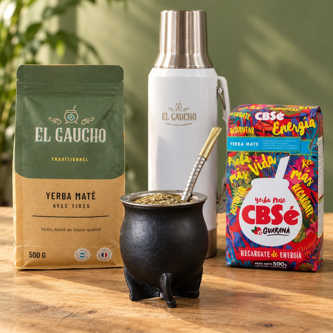 Pack Gaucho Classique Thermo : maté camionero cuir noir, thermos noir 1,2 L, bombilla Pico de Rey et deux paquets de yerba sur une table en bois
