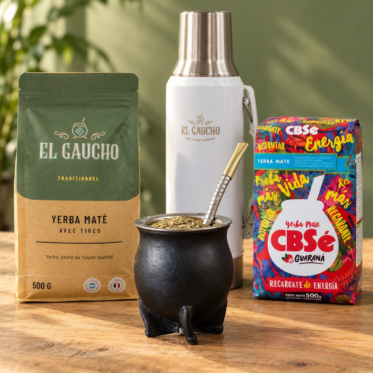 Pack Gaucho Classique Thermo : maté camionero cuir noir, thermos blanc 1,2 L, bombilla Pico de Rey et deux paquets de yerba sur une table en bois
