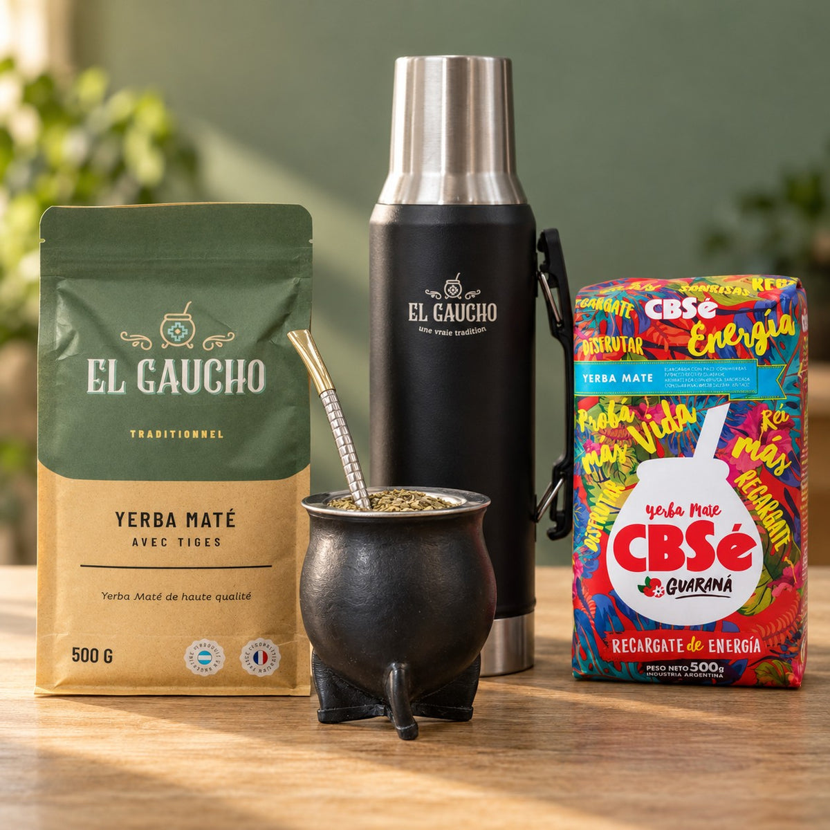 Pack Gaucho Classique Thermo : maté camionero cuir noir, thermos noir 1,2 L, bombilla Pico de Rey et deux paquets de yerba sur une table en bois
