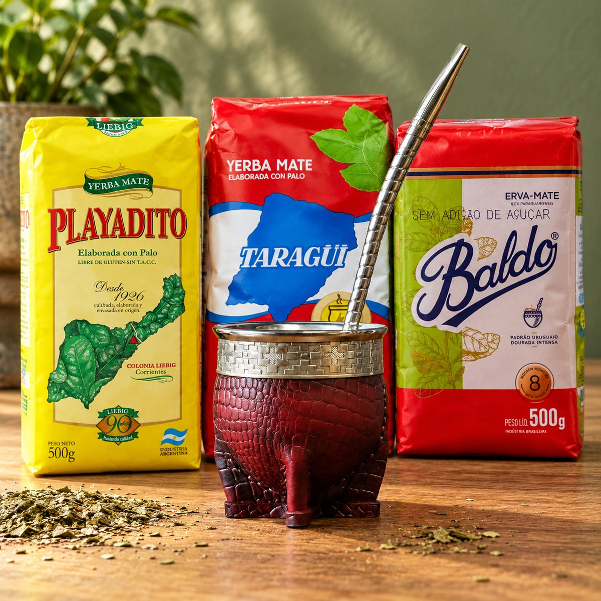 Pack Maté Impérial Deluxe croco bordeaux avec bombilla inox et 3 yerbas naturelles (Playadito, Taragüi, Baldo), mis en scène