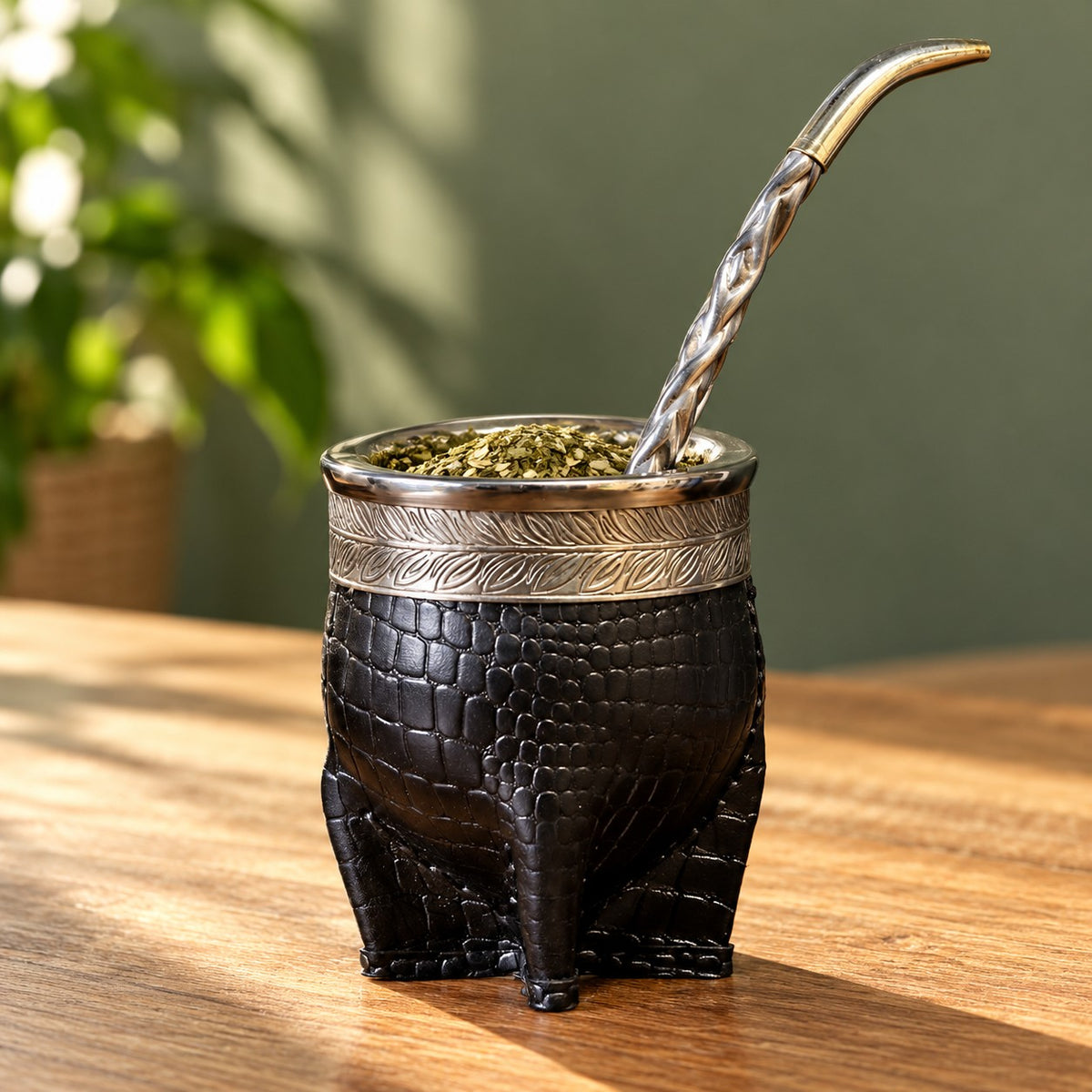 Pack maté Impérial Deluxe Croco Floral noir, motif feuillage avec le bombillón Pico de Loro en alpaca et bronze, mis en scène