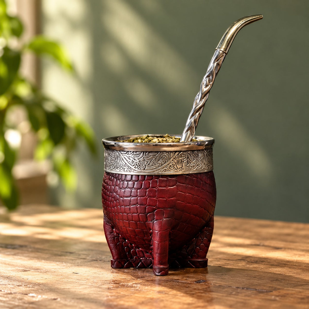 Pack maté Impérial Deluxe Croco Floral bordeaux, motif branches fleuries avec le bombillón Pico de Loro en alpaca et bronze, mis en scène