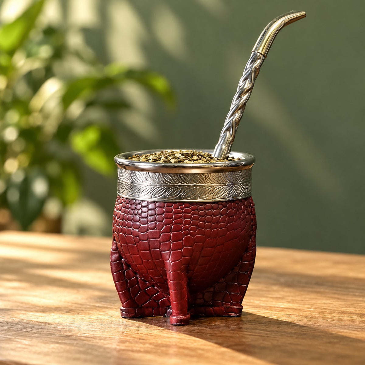 Pack maté Impérial Deluxe Croco Floral bordeaux, motif feuillage avec le bombillón Pico de Loro en alpaca et bronze, mis en scène