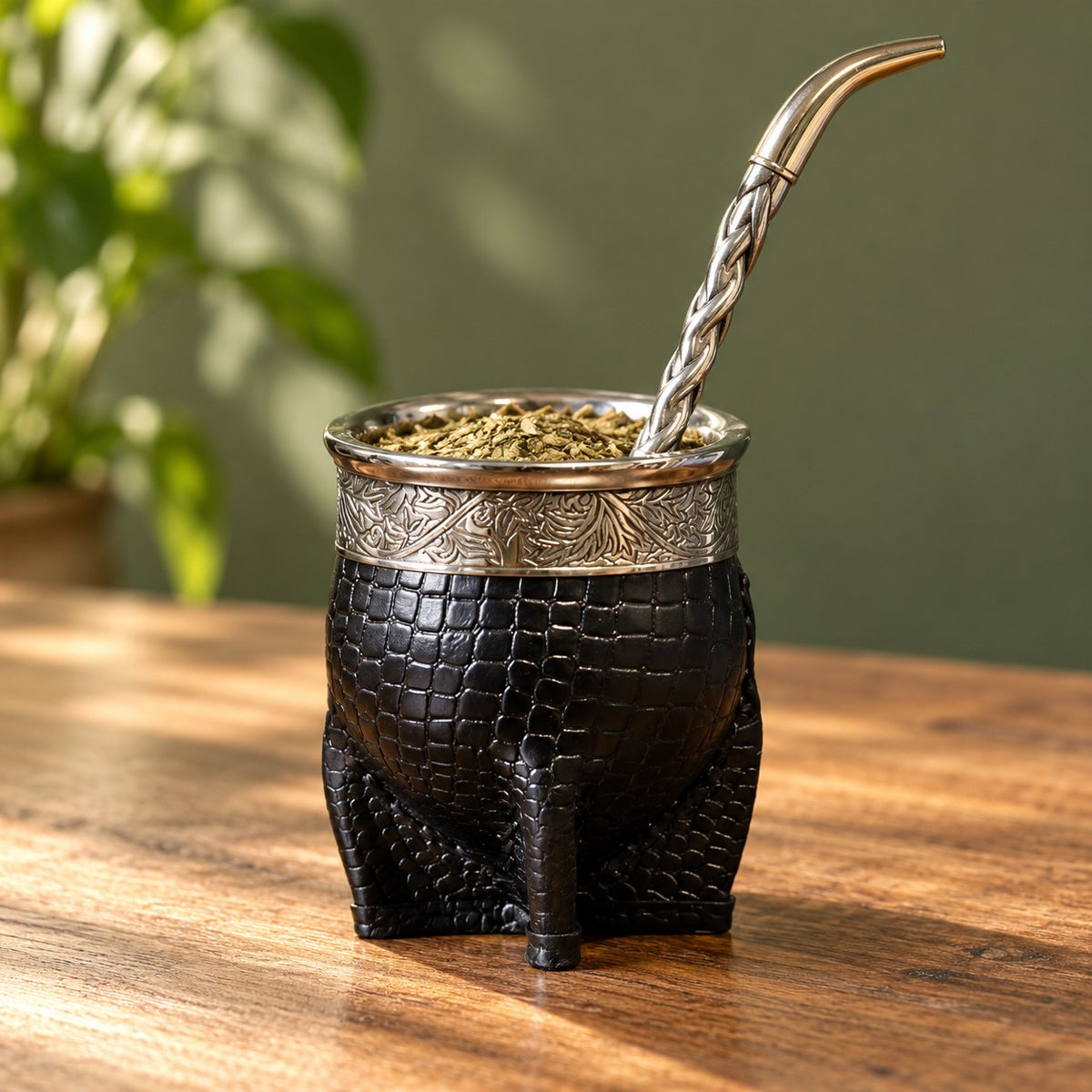 Pack maté Impérial Deluxe Croco Floral noir, motif branches fleuries avec le bombillón Pico de Loro en alpaca et bronze, mis en scène